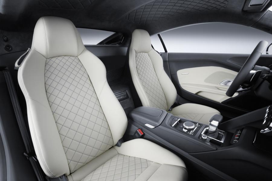 Интерьер Audi R8 V10 2015 года  (WW) (фото 18 из 21)